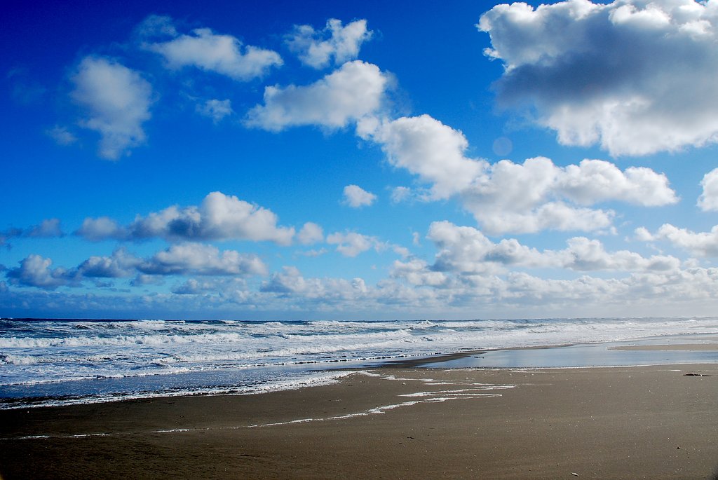 青空と雲と荒海