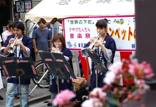 お祭りのトランペット吹き達