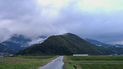日の出の見られない東のそら