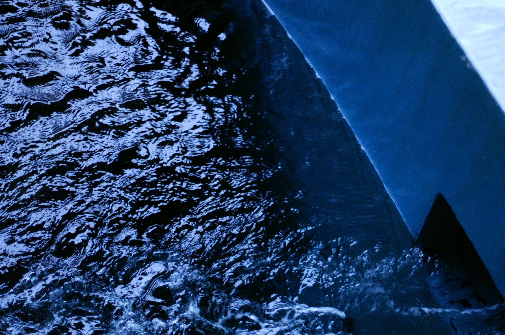 『水』黒い水