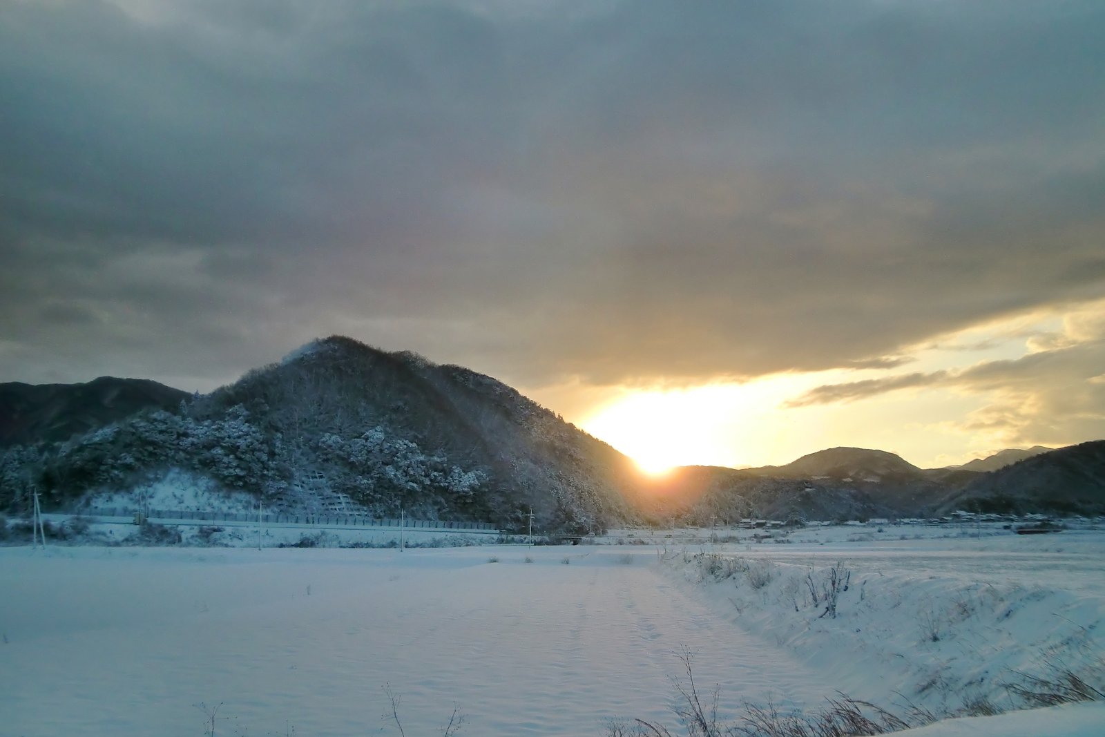 雪の中の朝日の出!