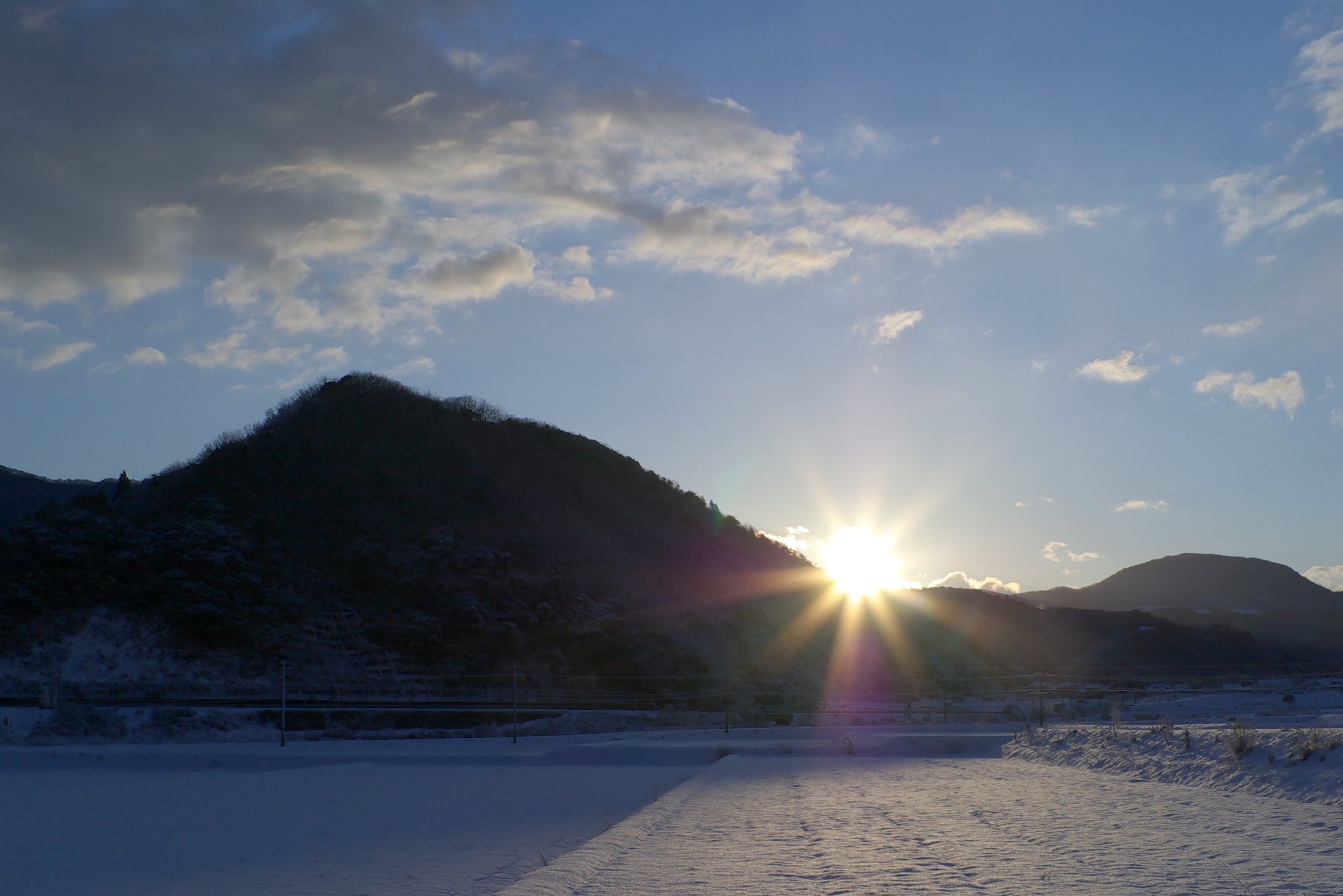 晴れのすばらしい朝日の出!