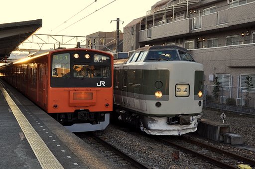 ２０１系青梅行と旧あさま色１８９系