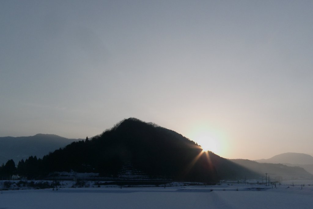 黄砂と朝日の光芒!