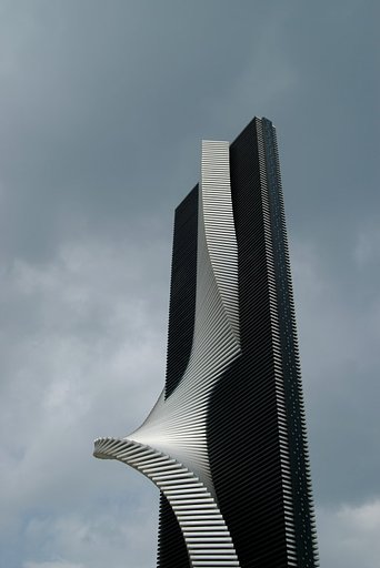 ねじれた積層のオブジェ
