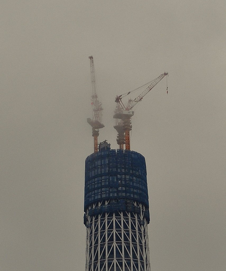 雲で霞む日本一の東京スカイツリー