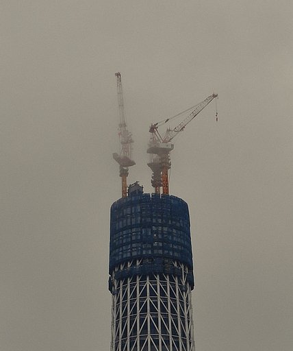 雲で霞む日本一の東京スカイツリー
