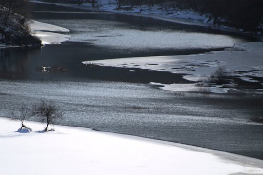 木と川と雪景色