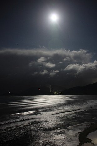 月と海