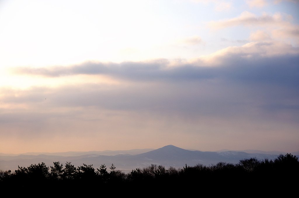 姫神山　朝霞みのなかで