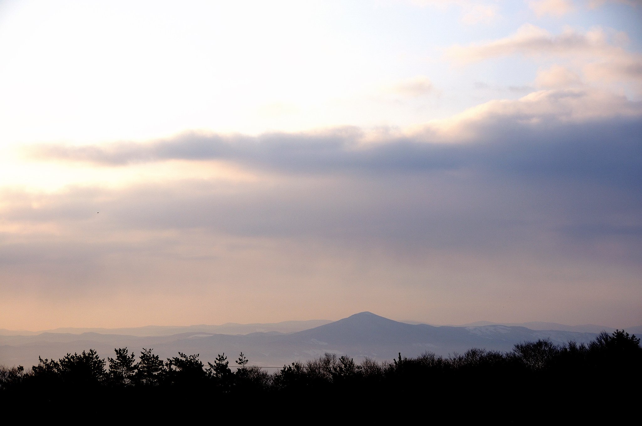 姫神山　朝霞みのなかで