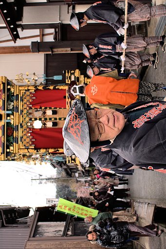 引っ張る人