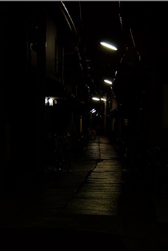 白い路地