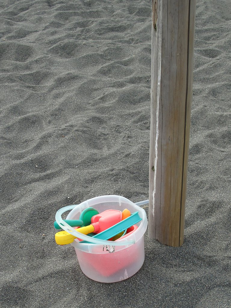大きな砂場の忘れ物