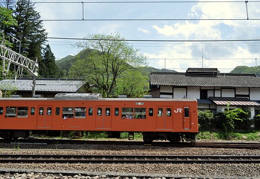 中央線のスイッチバックする通勤型電車