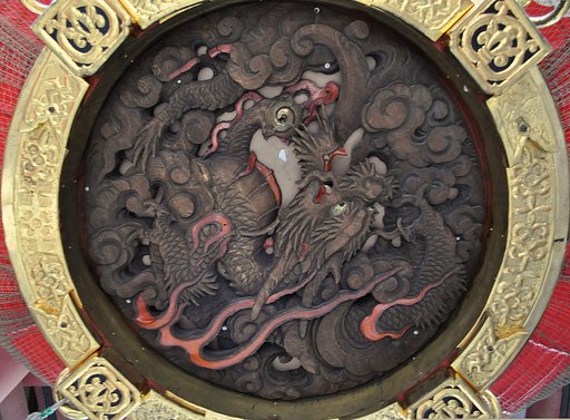 雷門の大きな提灯の彫刻