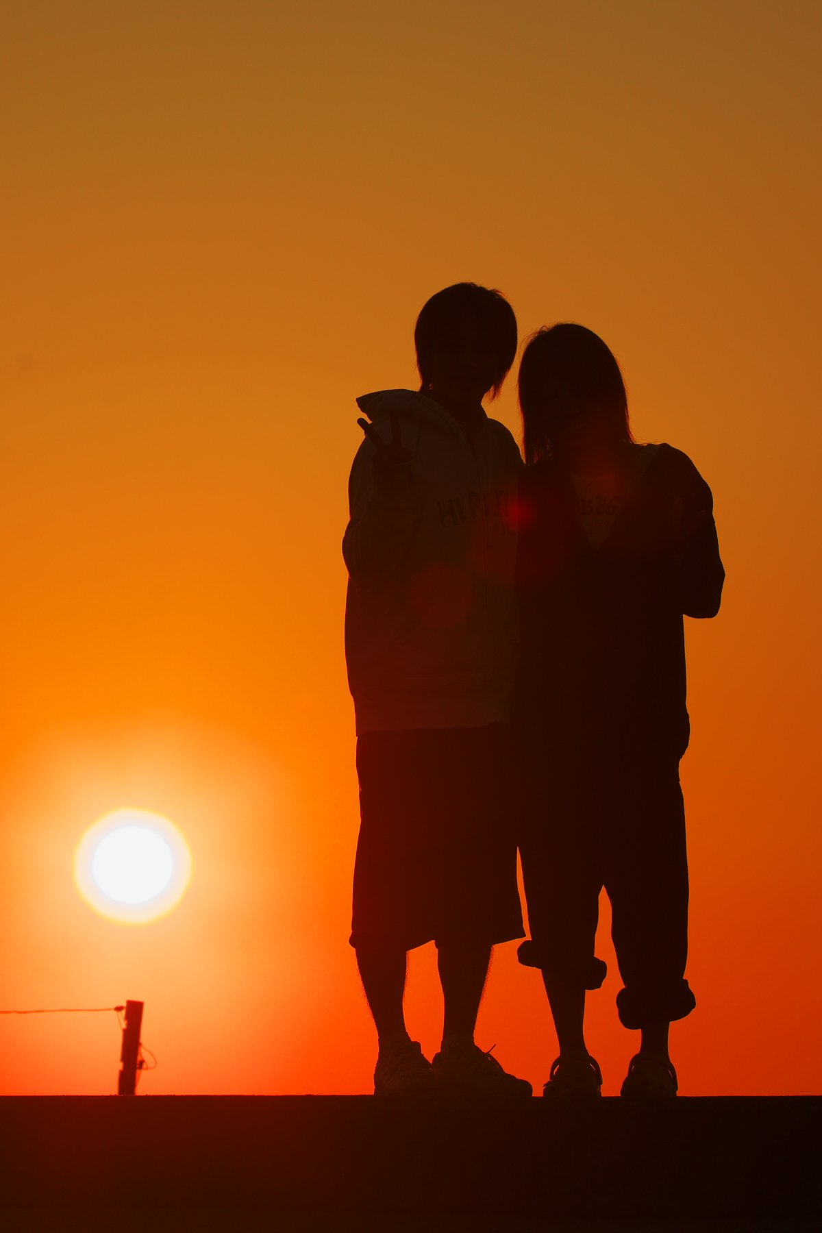 朝日の中の二人