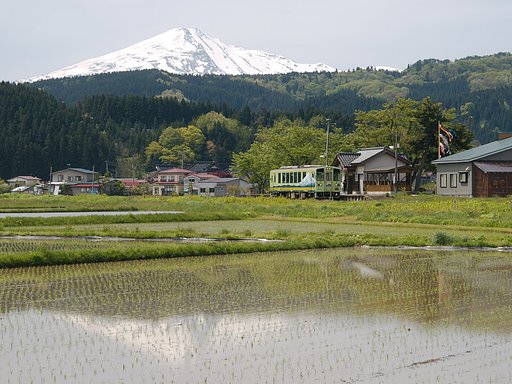 春の鳥海山