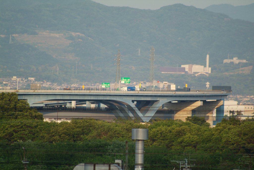遠くの高速道路