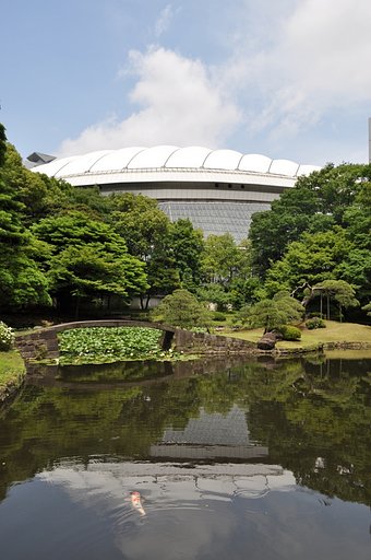 小石川後楽園と東京ドーム