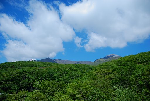 初夏の空と雲と緑と山