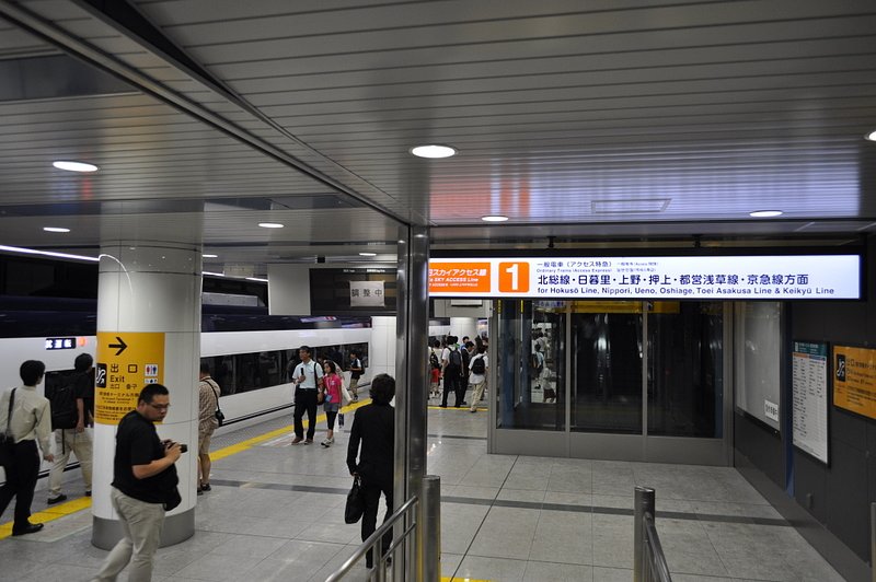 成田空港駅新型スカイライナー