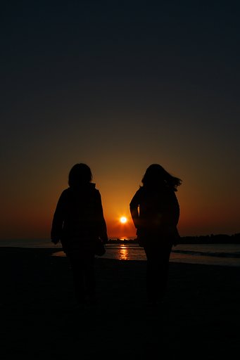 朝日に向かう