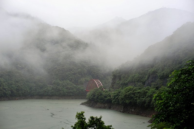 ダム湖の朝