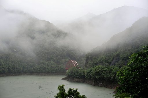 ダム湖の朝