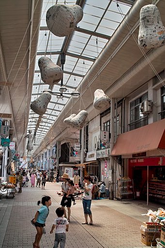 【夏の涼】浮遊物のある商店街