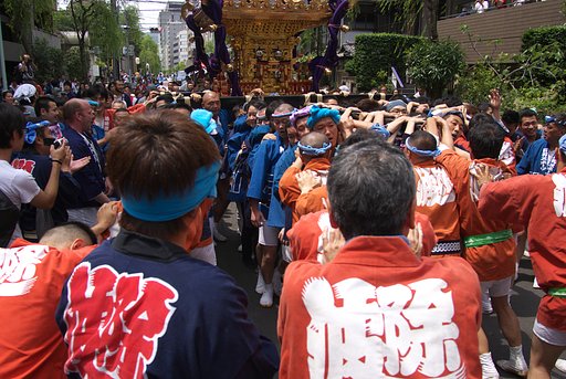 御神輿まで遠い