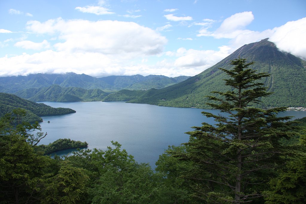 男体山と中禅寺湖
