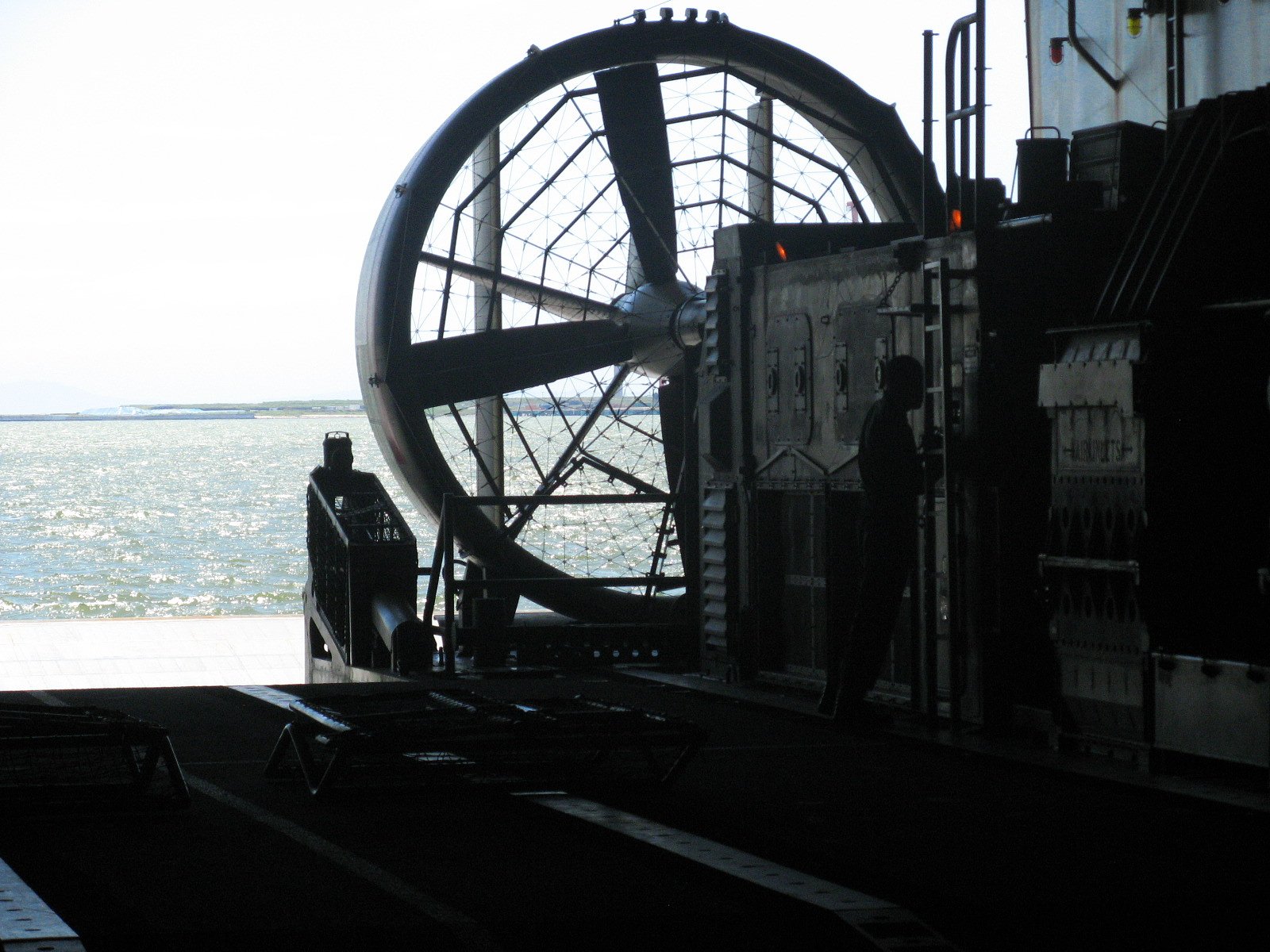 LST-4001"おおすみ"