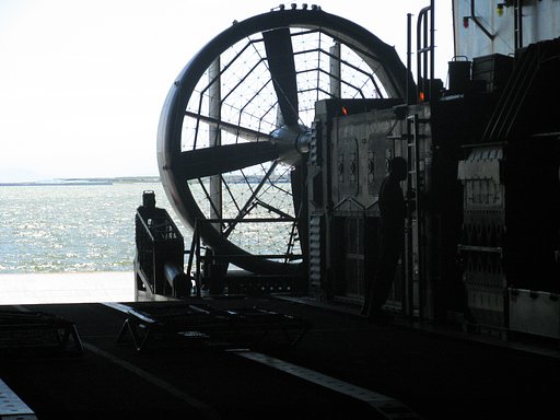 LST-4001"おおすみ"