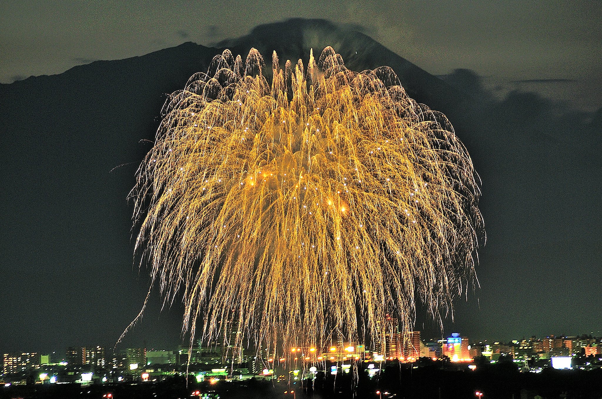 岩手山をバックに花火大会
