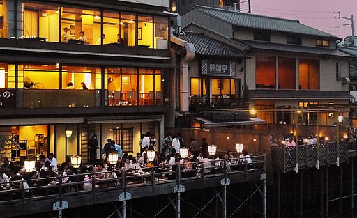 【撚】鴨川　納涼床