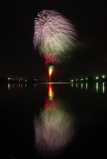 水面（みなも）の映える花火