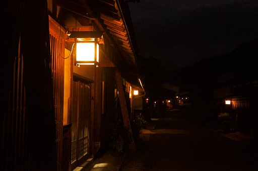 【燃】行灯燃ゆる妻籠宿