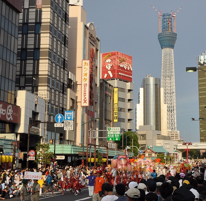 東京スカイツリーと浅草サンバカーニバル