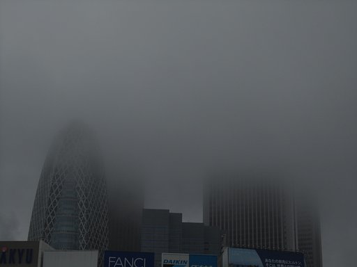 雨の高層ビル・・