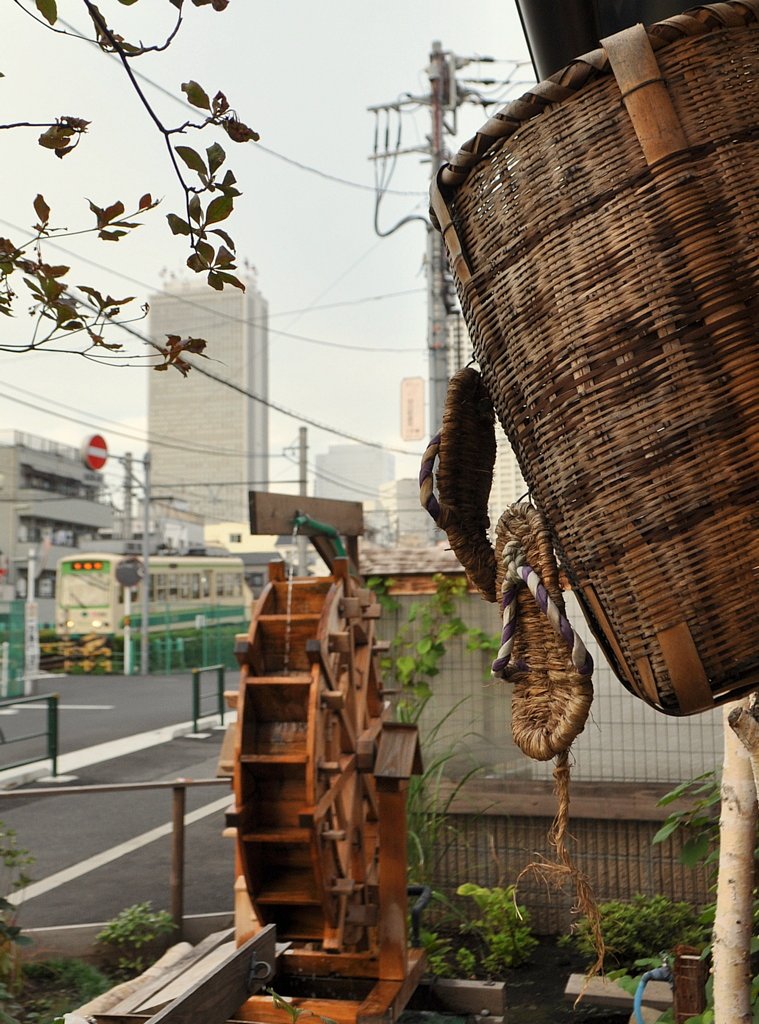 池袋の水車と草鞋と籠