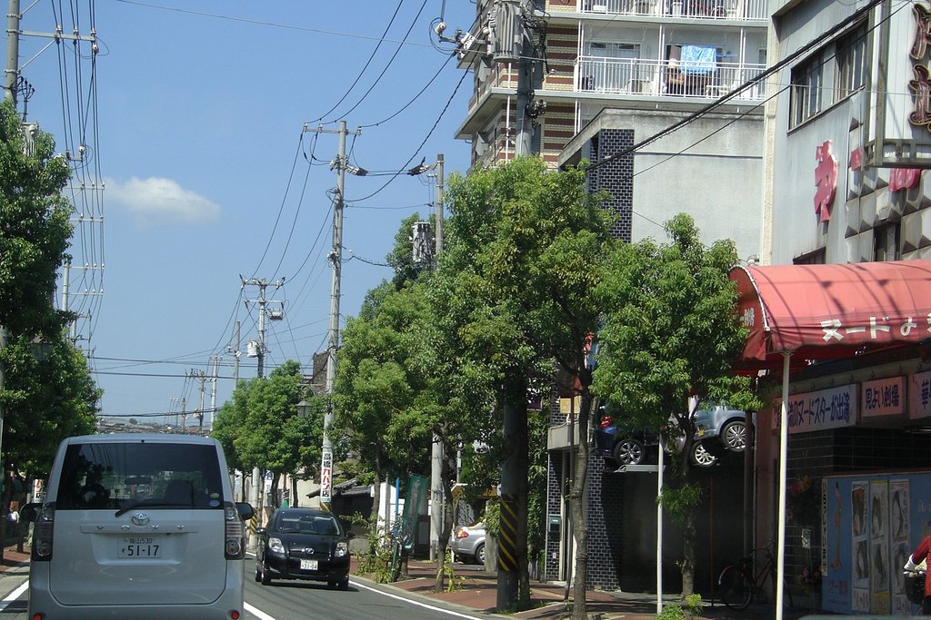 マンションの隣は