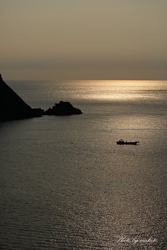 日が傾く海原