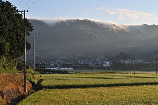 尾根を越える雲