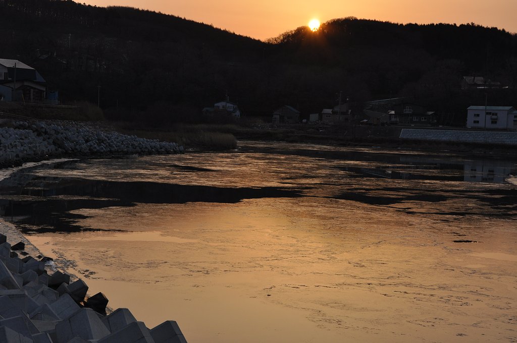 氷ゆく川