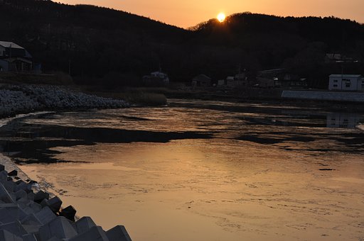 氷ゆく川