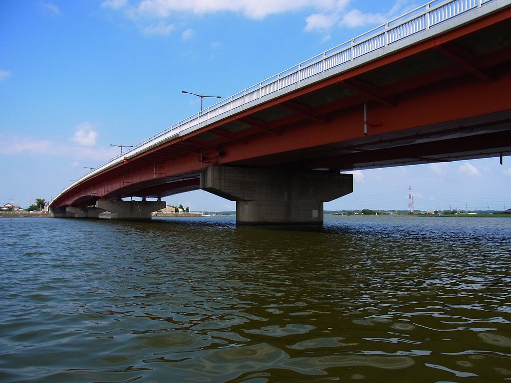 隣町への赤い橋