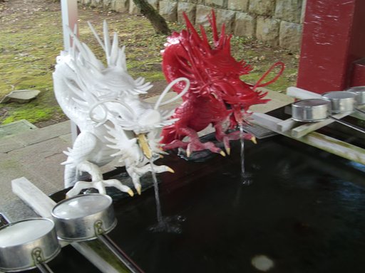 御手水舎の「赤白二龍」｛伊豆山神社（２）｝