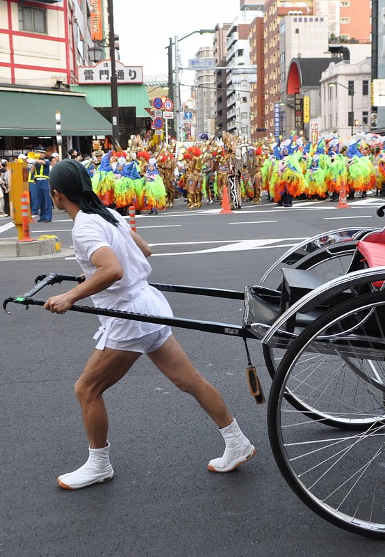 人力車とサンバダンサー