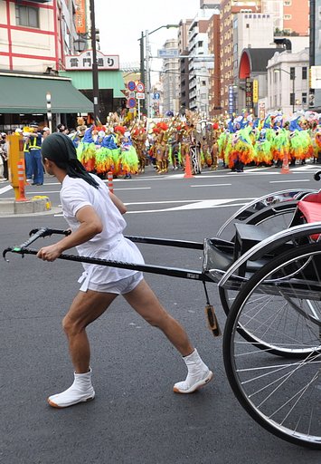 人力車とサンバダンサー
